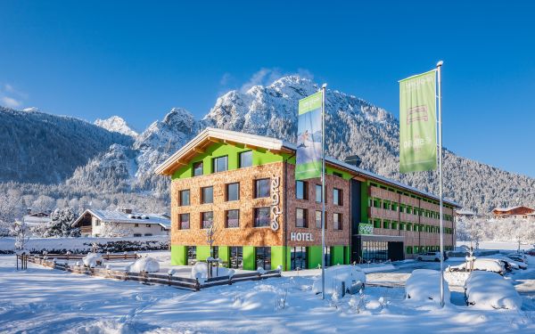 Traumhafte Winterkulisse rund um das Explorer Sporthotel in Schönau bei Berchtesgaden. Mitten in den Alpen gelegen ist das Explorer Hotel Deine Location, um aktiv in die Berge zu starten.