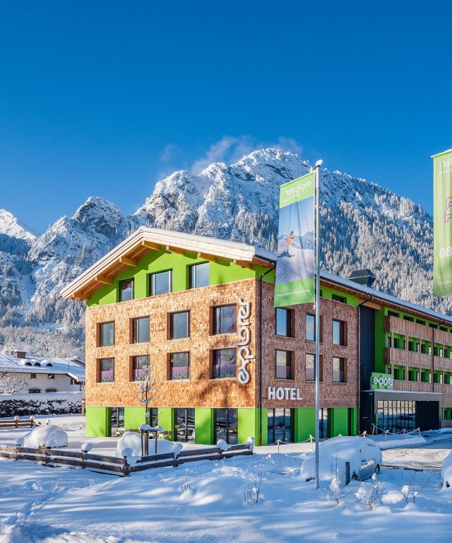 Traumhafte Winterkulisse rund um das Explorer Sporthotel in Schönau bei Berchtesgaden. Mitten in den Alpen gelegen ist das Explorer Hotel Deine Location, um aktiv in die Berge zu starten.