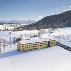 Ski-in / Ski-out im Explorer Hotel Neuschwanstein: Ein Schritt vor die Hoteltür und Du bist mitten im Skigebiet der Alpspitzbahn in Nesselwang. Schnall Dir die Ski an und ab geht's auf bestens präparierte Pisten.