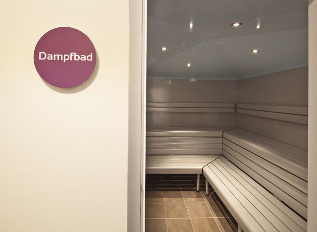 Vlhkost vzduchu se zde pohybuje mezi 80 a 100 %, což údajně otevírá póry pokožky a aktivuje obnovu buněk.