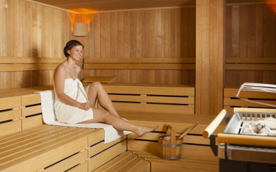 Perfekt nach einem actionreichen Tag: Das Explorer Sport Spa In der Finnischen Sauna herrschen Temperaturen zwischen 80 und 100 °C. Durch regelmäßige Wasseraufgüsse kommst Du hier so richtig ins Schwitzen.