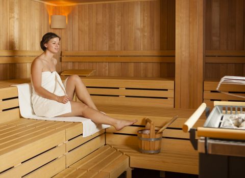 In der Finnischen Sauna kommst Du richtig ins Schwitzen! Die hohe Temperatur in Verbindung mit der hohen Luftfeuchtigkeit fördern die Durchblutung, normalisieren den Blutdruck und stärken das Immunsystem.