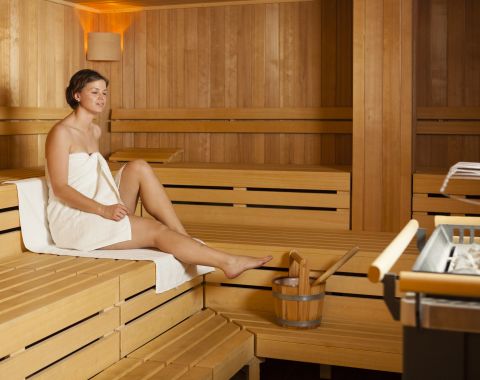 La température élevée, combinée à une forte humidité, favorise la circulation sanguine, normalise la tension artérielle et renforce le système immunitaire.
