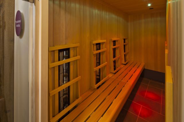 W kabinie na podczerwień powietrze wokół ciała jest podgrzewane do temperatury 50°C. Długofalowe promienie podczerwone docierają do skóry, tworząc przyjemne, wszechogarniające ciepło.