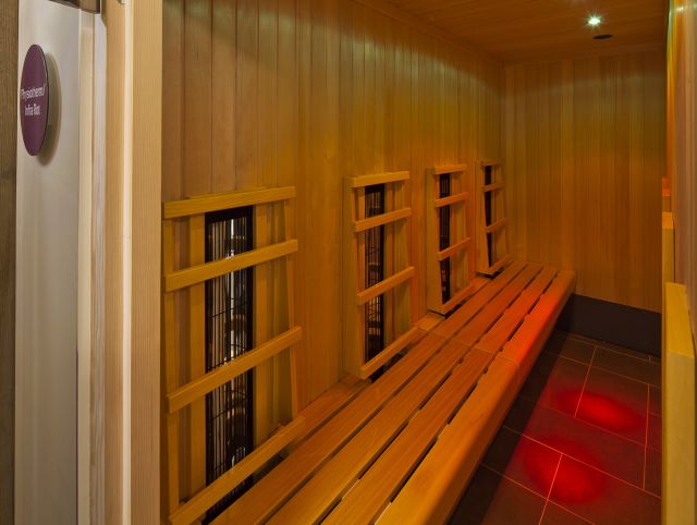 Nella cabina a infrarossi, l'aria che circonda il corpo viene riscaldata a 50 °C. I raggi infrarossi a onde lunghe colpiscono la pelle, creando un piacevole calore diffuso.