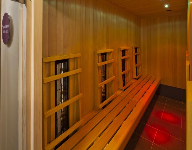 In de infraroodcabine wordt de lucht rond uw lichaam verwarmd tot 50 °C. Langgolvige infraroodstralen raken uw huid en zorgen voor een aangename warmte rondom.