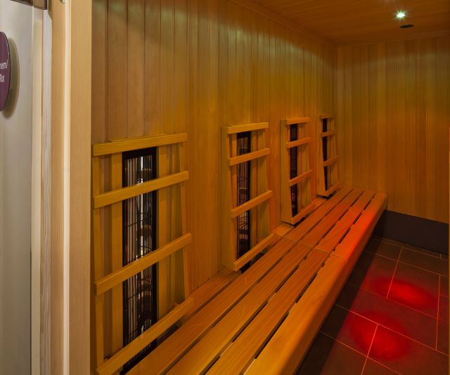 In the infrared cabin, the air around your body is heated to 50°C. Long-wave infrared rays hit your skin, creating a pleasant all-round warmth.