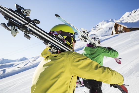 Auf geht's ins nächste Skigebiet von Deinem Explorer Hotel aus. Hier kannst Du sportlich-aktiven Urlaub zum kleinen Preis genießen. Erobere die Schigebiete in Österreich und erlebe einen unvergesslichen Winter!