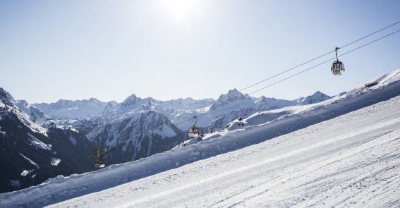 Unberührte Skipisten vor Montafoner Bergpanorama