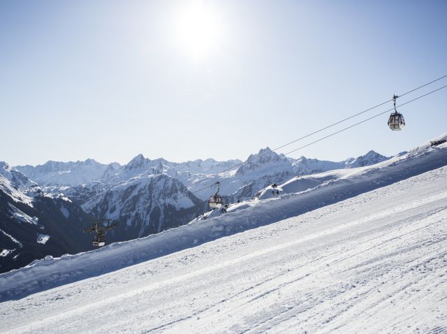 Tout simplement fantastique : des pistes de ski superbes et parfaitement damées, avec les montagnes du Montafon en toile de fond, dans le domaine skiable de Silvretta Montafon. Qu’attendez-vous ? Réservez dès maintenant vos vacances d’hiver dans le Vorarlberg, en Autriche.