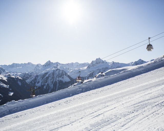 Einfach traumhaft: Tolle und bestens präparierte Skipisten vor dem Montafoner Bergpanorama im Skigebiet Silvretta Montafon. Worauf wartest Du noch? Buche jetzt Deinen Winter-Urlaub in Vorarlberg in Österreich.