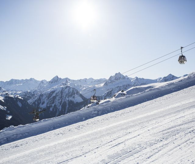 Egyszerűen fantasztikus: fantasztikus és tökéletesen karbantartott sípályák a Montafon-hegyi panoráma előtt a Silvretta Montafon síterületen. Mire vár még? Foglalja le téli vakációját Vorarlbergben, Ausztriában most.
