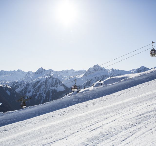 Po prostu fantastycznie: fantastyczne i idealnie przygotowane stoki narciarskie z widokiem na panoramę Montafon w ośrodku narciarskim Silvretta Montafon. Na co czekasz? Zarezerwuj już teraz swój zimowy urlop w Vorarlbergu w Austrii.