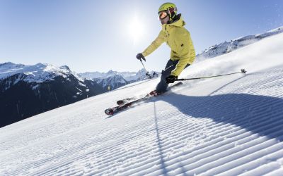Tolle Skigebiete gibt es auch rund um das neue Explorer Hotel Kitzbühel in St. Johann. Rund um die Kitzbüheler Alpen wird Wintersport traditionell groß geschrieben. Hier erleben Skifahrer und Snowboarder Pistengaudi pur!
