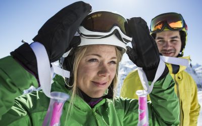 Du möchtest Skifahren oder Snowboarden, hast aber keine passende Ausrüstung dabei? Die Partner Skischulen der Explorer Hotels haben die neuesten Modelle günstig für Dich. Entdecke die besten Skipisten in Deutschland und Österreich in Deinem Winterurlaub in den Alpen!