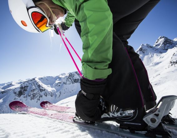 Urlaub im Explorer Hotel in Deutschland oder Österreich bedeutet von Deiner Unterkunft mit dem Ski oder Snowboard auf die besten Skipisten in den Alpen zu starten und einen unvergesslichen Skiurlaub zu erleben.