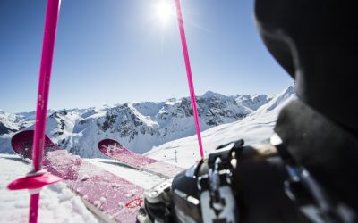 Mach Dich bereit für die nächste Abfahrt mit Ski oder Snowboard in Deinem Skiurlaub in den Explorer Hotels. Mitten in den Alpen gelegen sind sie ideal, um aktiv in die Berge zu starten.