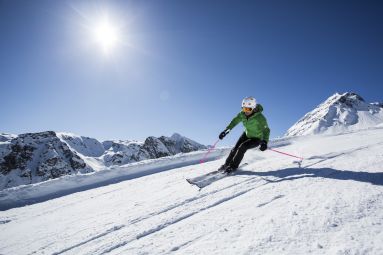 Erst auf die Skipiste und danach ins Explorer Hotel Sport Spa mit Sauna, Dampfbad und Infrarotkabine - perfekt nach einem sportlichen Tag in den Alpen. Starte mit Ski oder Snowboard in Dein Ski-Vergnügen in den besten Skigebieten in Deutschland und Österreich.