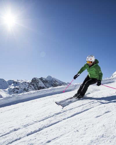 Erst auf die Skipiste und danach ins Explorer Hotel Sport Spa mit Sauna, Dampfbad und Infrarotkabine - perfekt nach einem sportlichen Tag in den Alpen. Starte mit Ski oder Snowboard in Dein Ski-Vergnügen in den besten Skigebieten in Deutschland und Österreich.