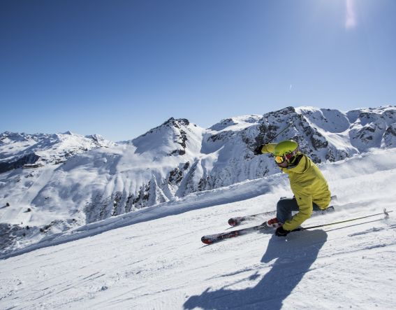 Sportlichen Urlaub zum kleinen Preis bekommst Du in den Explorer Hotels in Deutschland und Österreich- Deinen trendigen Basislagern in den Alpen. Zum Beispiel vom Explorer Hotel Montafon in Vorarlberg die Skipisten der Silvretta Montafon unsicher machen.