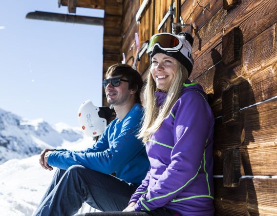 Hüttenpause vor tollem Alpenpanorama im Skirurlaub im Explorer Hotel Genieße Deinen Skirurlaub im Explorer Hotel Montafon in Gaschurn in Vorarlberg in Österreich. Im Silvretta Montafon warten bestens präparierte Skipisten auf begeisterte Skifahrer und Snowboarder.