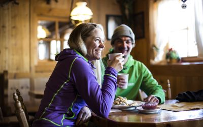 Das gehört einfach zu jedem Skiurlaub dazu: Mittagspause auf einer urigen Hütte in den Alpen. Gönn Dir einen leckeren Kaiserschmarren! Diese süße Köstlichkeit musst Du unbedingt probiert haben, wenn Du im Urlaub im Explorer Hotel auf der Skipiste in Österreich unterwegs bist!