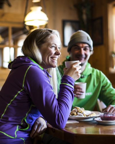 Das gehört einfach zu jedem Skiurlaub dazu: Mittagspause auf einer urigen Hütte in den Alpen. Gönn Dir einen leckeren Kaiserschmarren! Diese süße Köstlichkeit musst Du unbedingt probiert haben, wenn Du im Urlaub im Explorer Hotel auf der Skipiste in Österreich unterwegs bist!