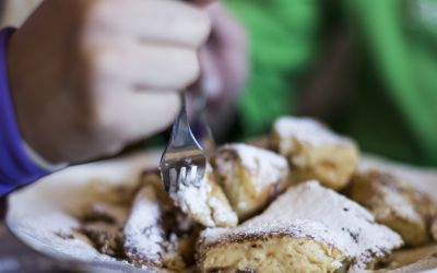 Probier den Kaiserschmarren bei Deiner Hüttenpause Nach einem Skitag in den Bergen schmeckt der Kaiserschmarren doch gleich doppelt so gut. Genieße ihn bei der Einkehr auf einer urigen Hütte.