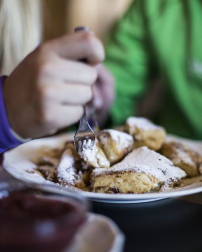 Nach einem Skitag in den Bergen schmeckt der Kaiserschmarren doch gleich doppelt so gut. Genieße ihn bei der Einkehr auf einer urigen Hütte.
