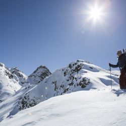 Auf geht's zu einer Skitour in den Alpen