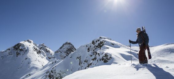 Auf geht's zu einer Skitour in den Alpen