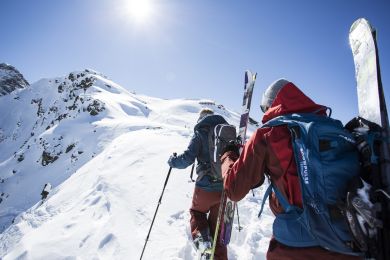 Skitouren für Gipfelstürmer Auf geht's zu einer Skitour in den Alpen! In den Explorer Hotels übernachtest Du in trendigen Design-Zimmern schon ab sportlichen € 39,80 pro Person.