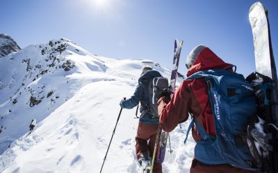 Auf geht's zu einer Skitour in den Alpen! In den Explorer Hotels übernachtest Du in trendigen Design-Zimmern schon ab sportlichen € 39,80 pro Person.