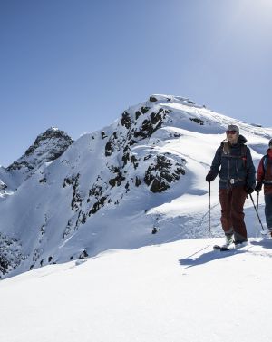 Unberührte Pisten für Deine Skitour in den Alpen - worauf wartest Du noch? Plane jetzt Deinen Winterurlaub in einem der Explorer Hotels.