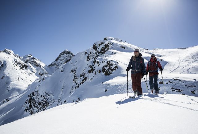 Dziewicze stoki na Twoją wyprawę narciarską w Alpy – na co czekasz? Zaplanuj swój zimowy urlop już teraz w jednym z hoteli Explorer.