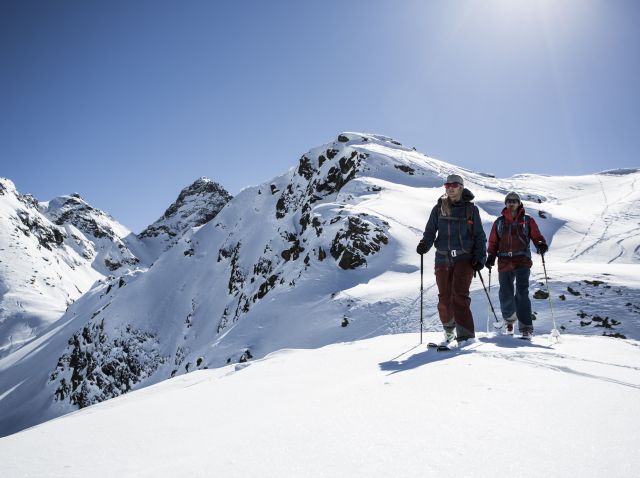 Érintetlen lejtők sítúrához az Alpokban – mire vársz? Tervezze meg téli vakációját most az Explorer Hotelek egyikében.