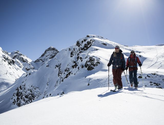 Piste incontaminate per il tuo tour sugli sci sulle Alpi: cosa aspetti? Pianifica subito la tua vacanza invernale in uno degli Explorer Hotel.