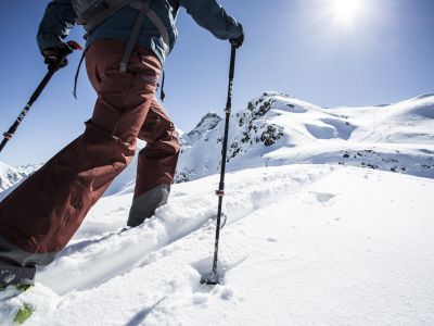 Durch den Neuschnee geht's bei Deiner Skitour