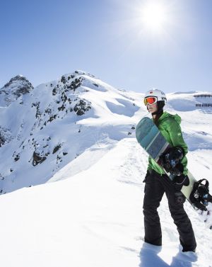 Unendlicher Pistenspaß zum Snowboarden - die Explorer Sporthotels in Deutschland und Österreich sind die ideale Unterkunft, um in den Skiferien in den Bergen direkt auf die besten Skipisten in den Alpen zu starten.