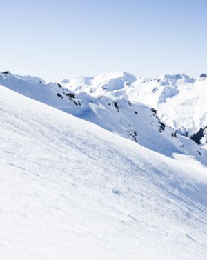 Einfach traumhaft: Tiefschnee wohin das Auge reicht in Deinem Skiurlaub in den Bergen