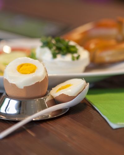 Bei uns gibt es frische Eier mit dem Erzeugercode 0. Das bedeutet, dass die Hühner viel Platz haben und leckeres Futter aus ökologischem Anbau bekommen.