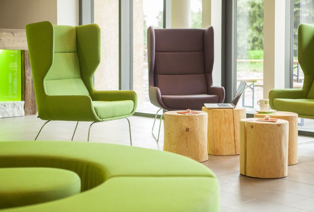 Explorer Lounge je srdcem hotelového života. Můžete se zde setkat s přáteli nebo dalšími hotelovými hosty. Čeká na vás pohodlné posezení.