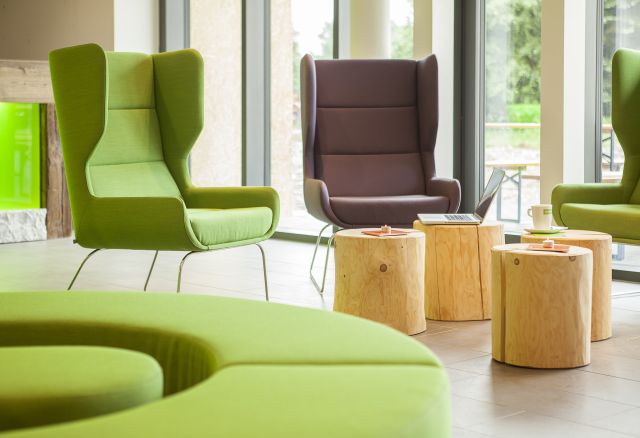 Az Explorer Lounge a szállodai élet szíve. Itt találkozhat barátaival vagy más szállodai vendégekkel. Kényelmes ülőhelyek várják.