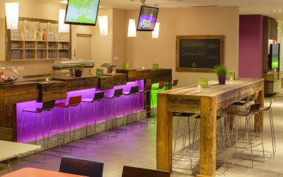 Die Lounge mit der Hotelbar ist der kommunikative Mittelpunkt in den Explorer Hotels. Täglich ab 16.00 Uhr kannst Du hier Snacks & Drinks genießen. Schau doch mal vorbei!