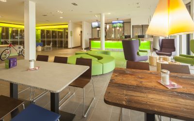 Stilvolles und gemütliches Ambiente in der Explorer Lounge. Hier findest Du die Rezeption, beheizte Sportlocker für Dein Sport-Equipment und die Werkbank mit Werkzeug, um Dein Bike oder Deine Ski wieder fit zu machen.