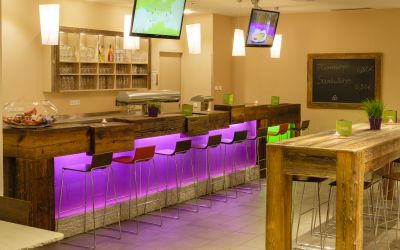 Besuche uns an der Explorer Hotelbar. Ab 16.00 Uhr kannst Du hier leckere Snacks & Drinks in einem gemütlichen und stilvollen Ambiente genießen.