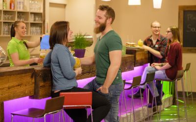 Nette Gespräche in einer gemütlichen Atmosphäre und dazu leckere Drinks & Snacks - die Bar in den Explorer Hotels ist ideal, um den Urlaubstag in geselliger Runde ausklingen zu lassen.