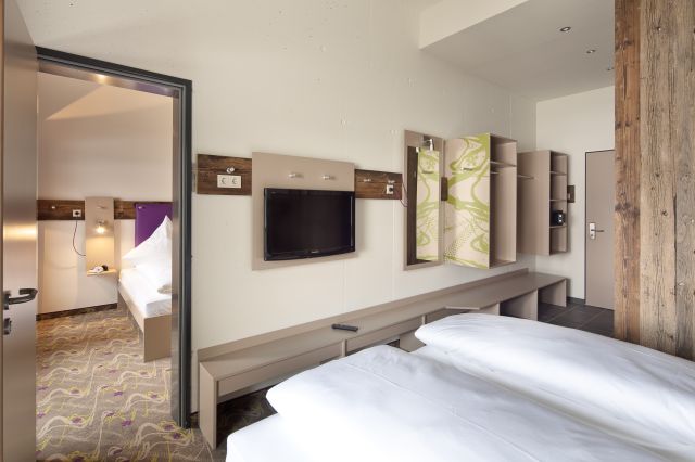 Chez Explorer Hotels, vous séjournerez dans des chambres design spacieuses et modernes. Ces chambres disposent également de nombreux espaces de rangement pour votre équipement sportif.