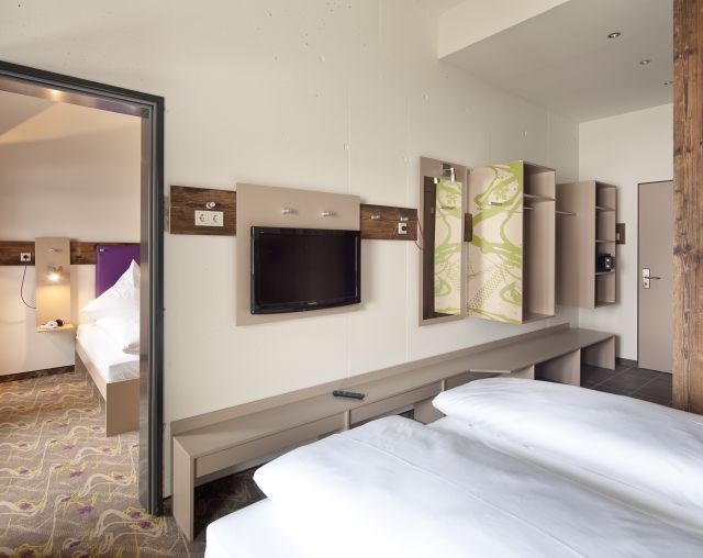 Az Explorer Hotelsben tágas, divatos dizájner szobákban szállhat meg. A szobákban bőséges tárolóhely áll rendelkezésre sportfelszerelései számára.