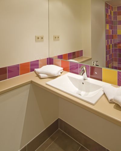 Leuchtendes Farb-Mosaik sorgt im Bad für gute Laune